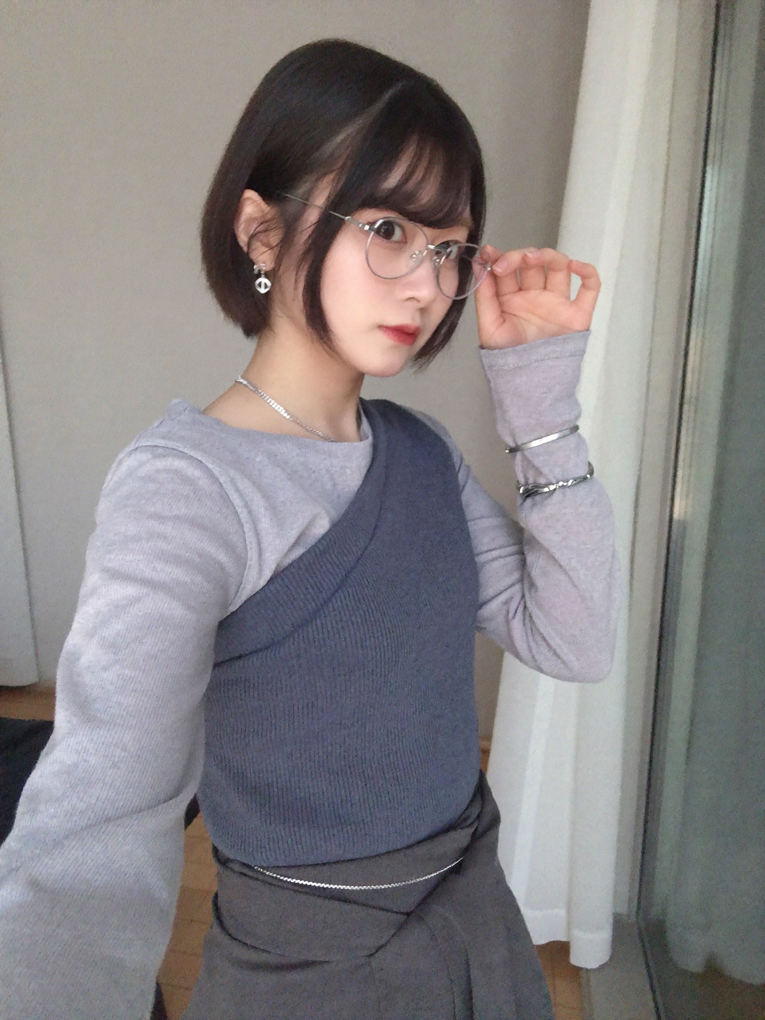 窓辺の自然光に包まれたノア