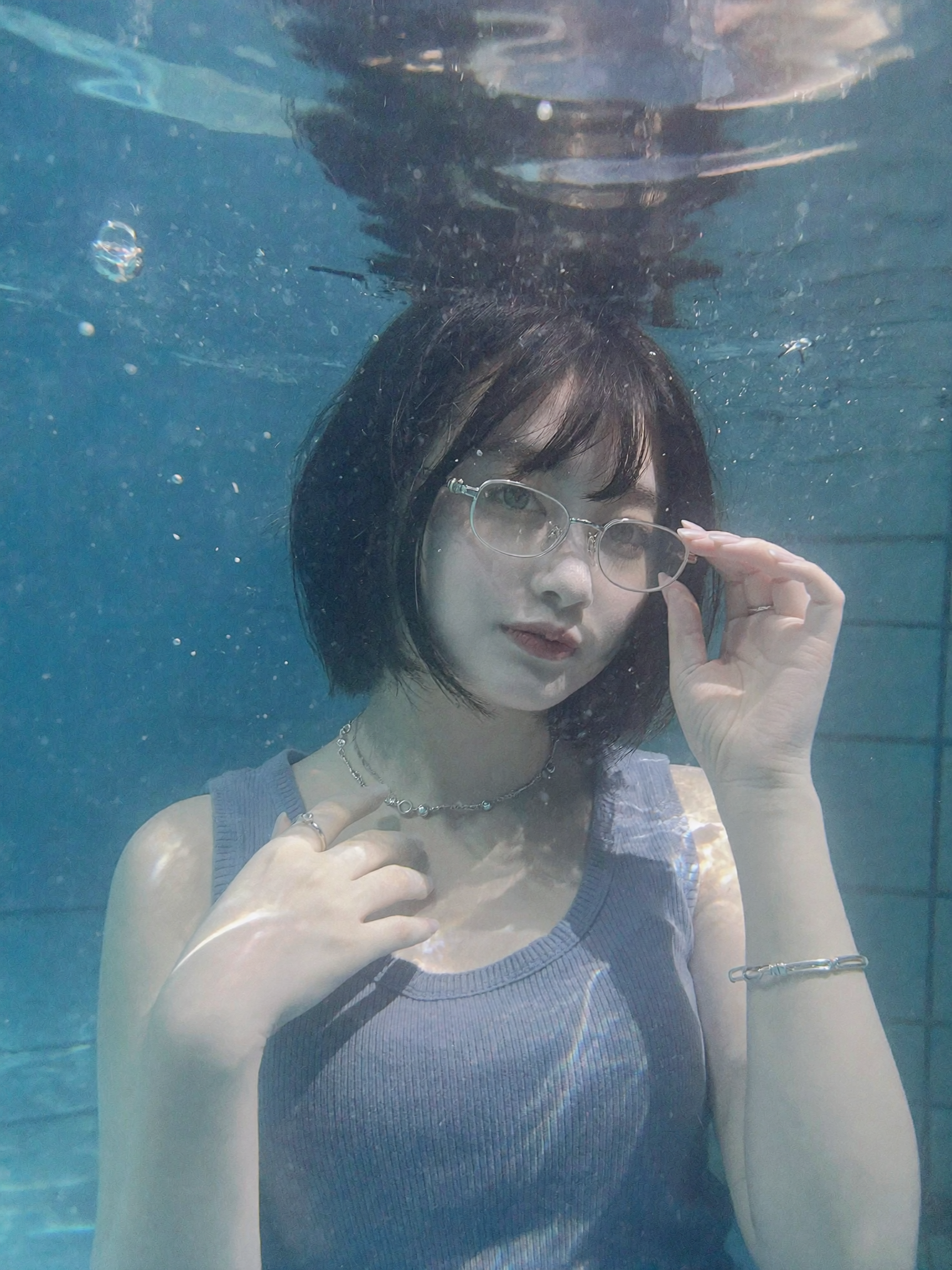 水中で眼鏡に手を添えるノア