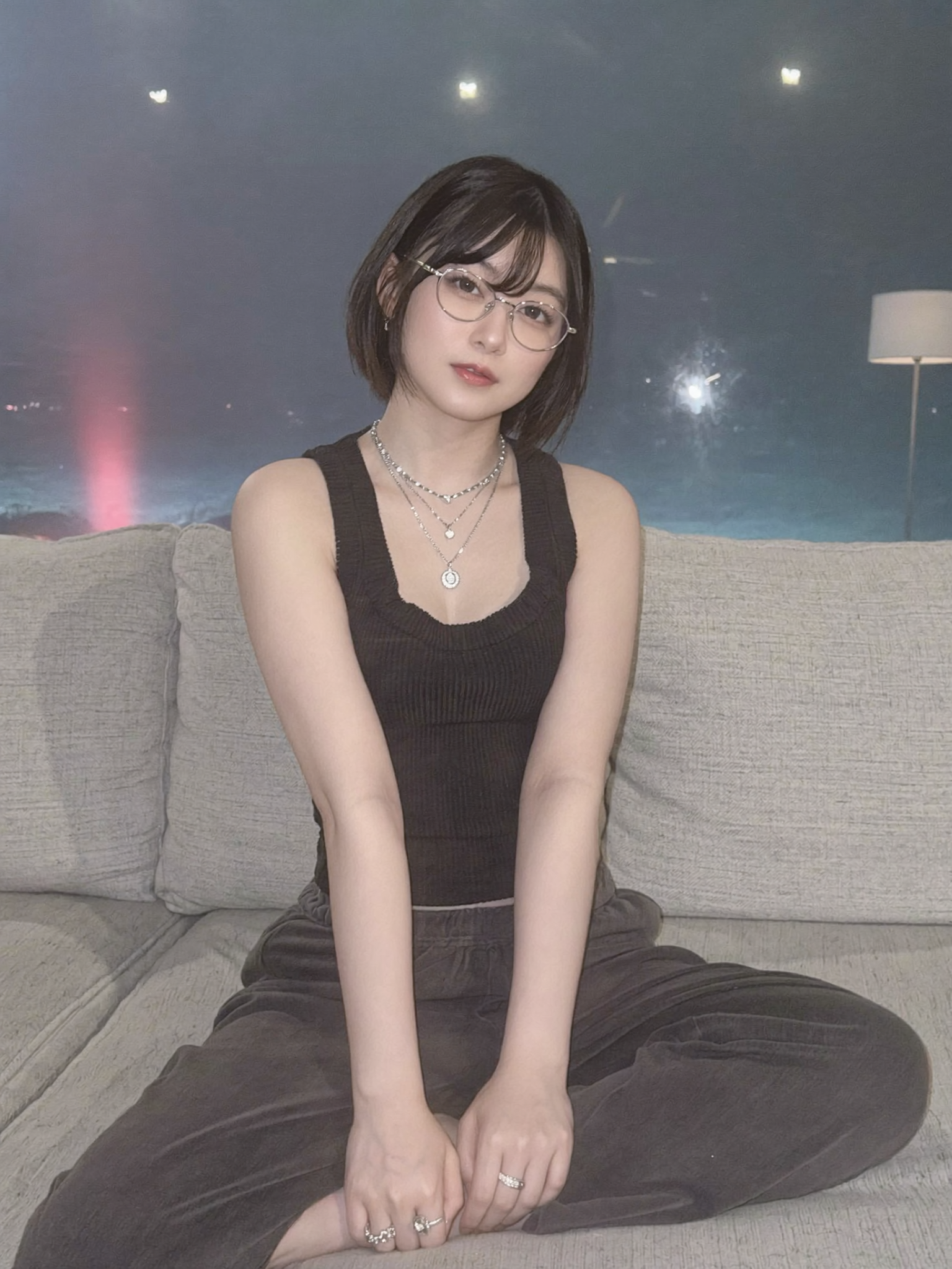 ソファで静かに座るノア