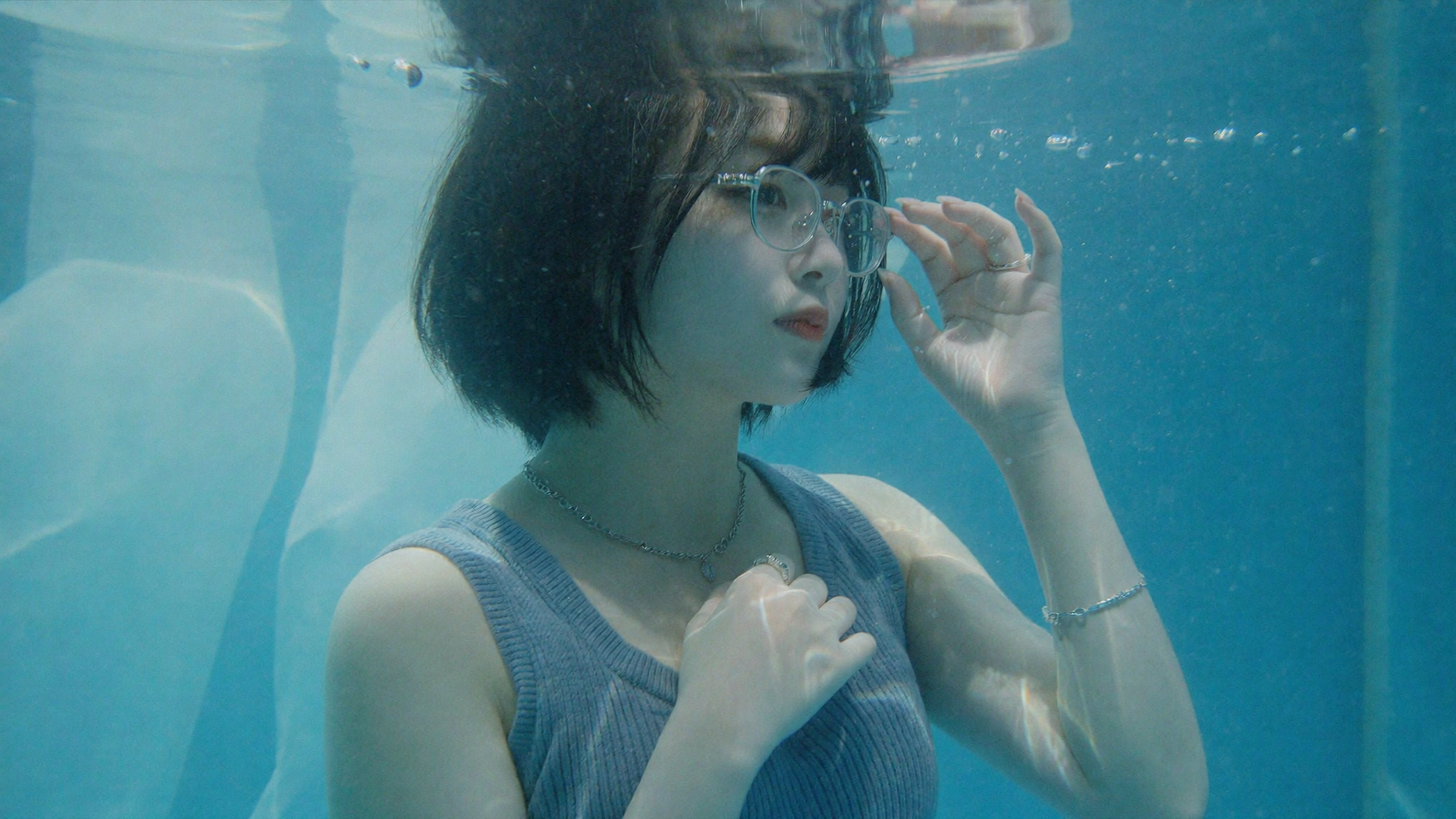 水中で眼鏡に手を添えるノア