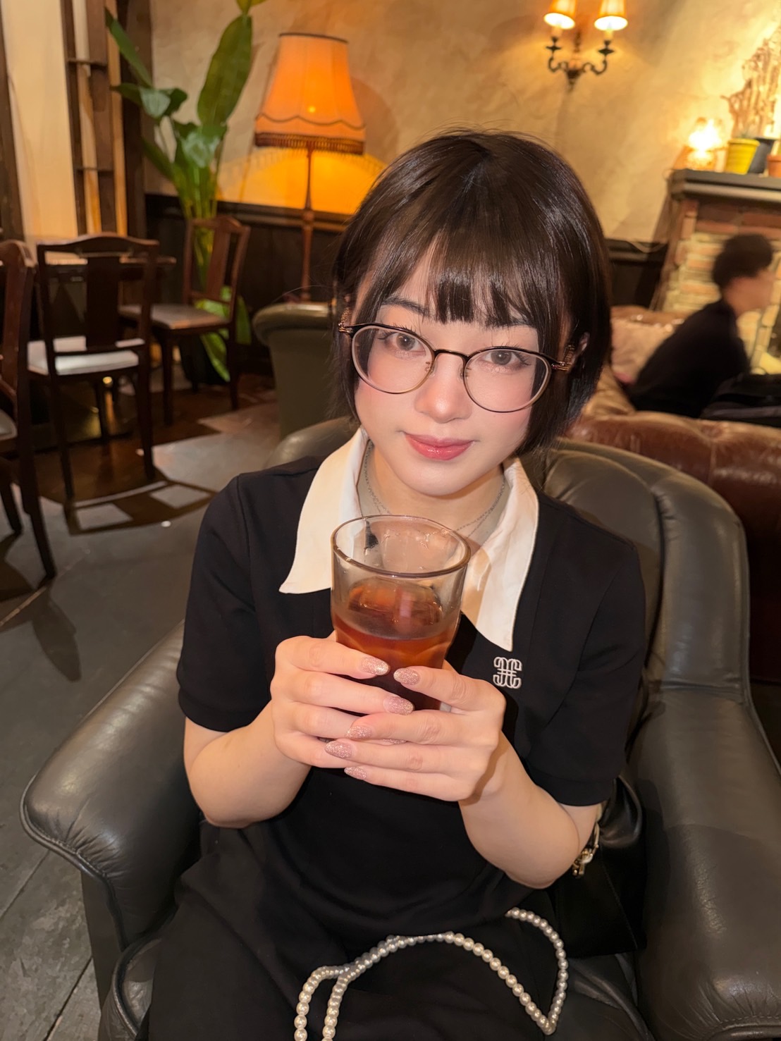 カフェでグラスを持つノア
