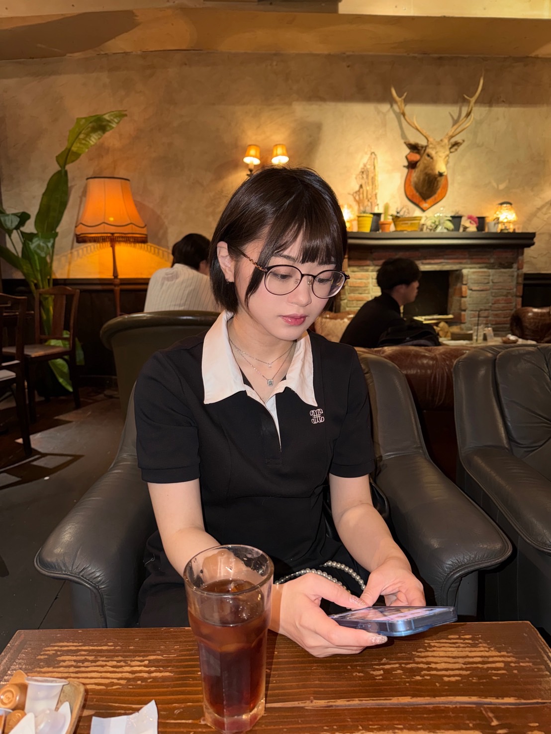 カフェでスマートフォンを見るノア