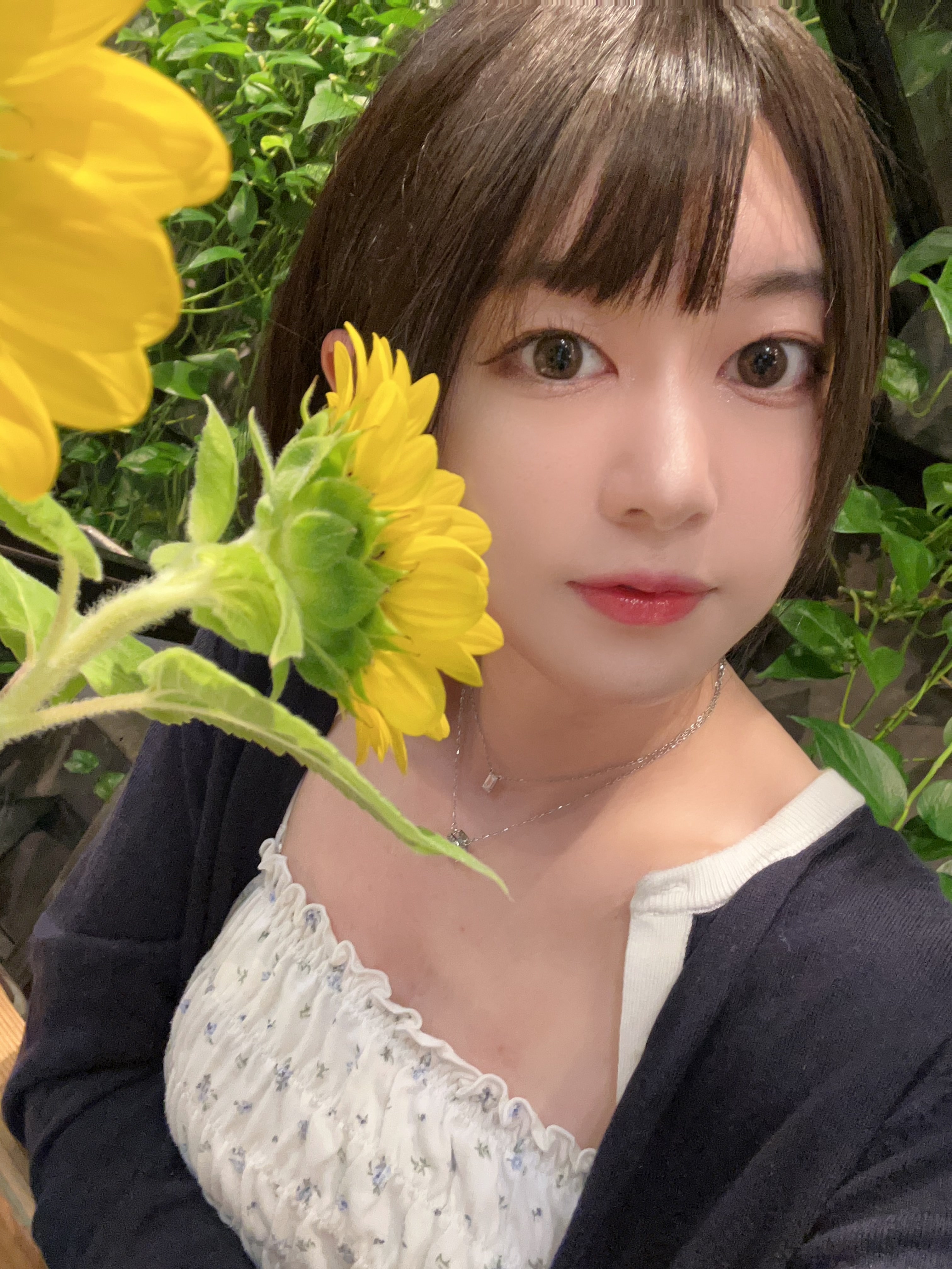 自然な雰囲気で座るノア