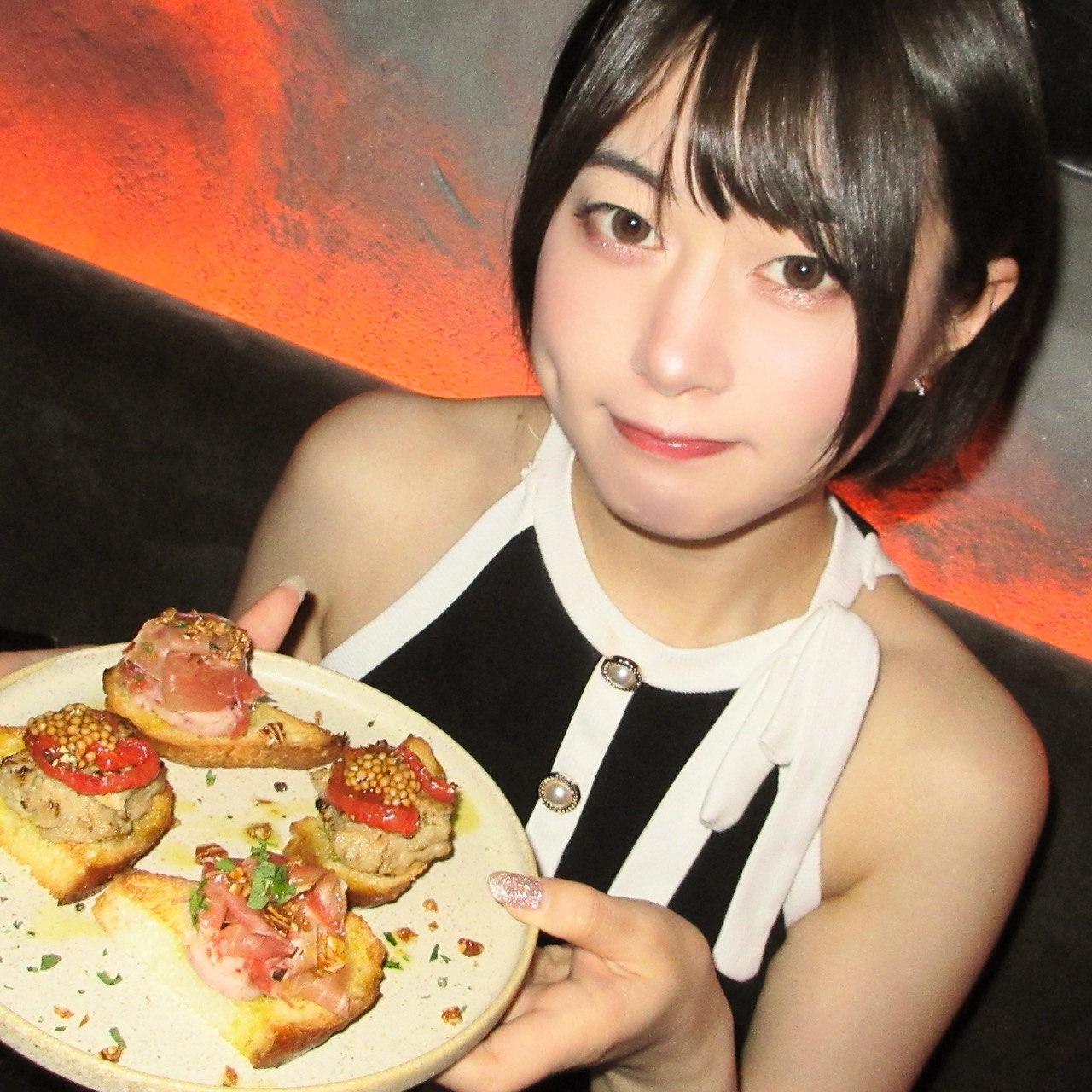 料理の皿を持つノア