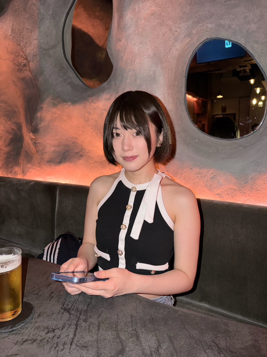テーブル席で座るノア